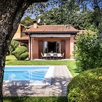 Villa Spacious 5br With Private Pool & Garden Near Garda *
