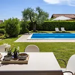 Villa Spacious 5br With Private Pool & Garden Near Garda Soiano Del Lago