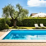 Spacious 5br With Private Pool & Garden Near Garda *
