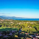 Villa Spacious 5br With Private Pool & Garden Near Garda *