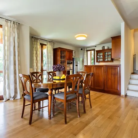 Spacious 5br With Private Pool & Garden Near Garda Villa