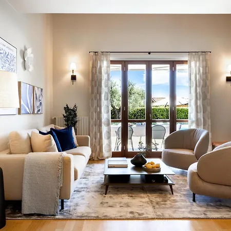 Villa Spacious 5br With Private Pool & Garden Near Garda