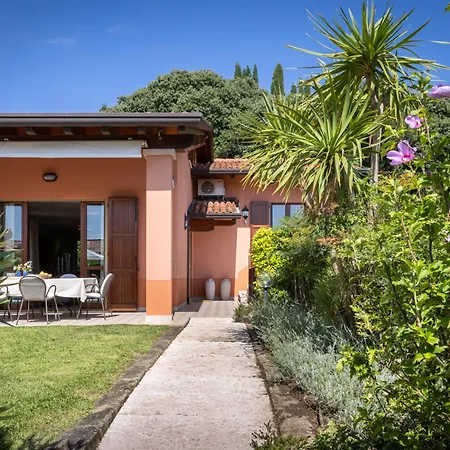 Spacious 5br With Private Pool & Garden Near Garda Villa *