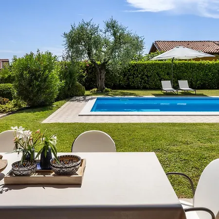 Villa Spacious 5br With Private Pool & Garden Near Garda Soiano Del Lago