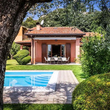 Spacious 5br With Private Pool & Garden Near Garda Villa *
